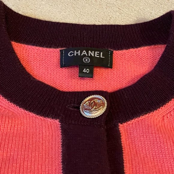 ❌SOLD❌ CHANEL 100% Cashmere Two-Tone CC Button Cardigan (fits S/M) - Picture 4 of 15